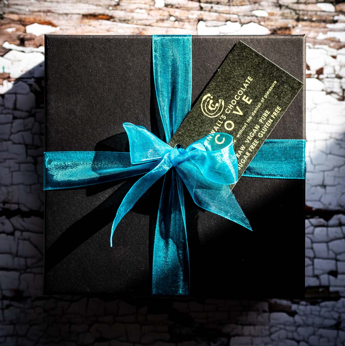 Raw, vegan (dairy free, plant based), palm oil free, gluten free, cane sugar free, soya free